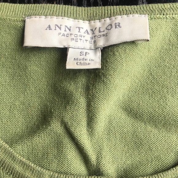 Green Sleeveless Woven Top - Picture 3 of 4